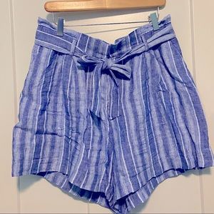 Ladies linen slouchy shorts with pockets.